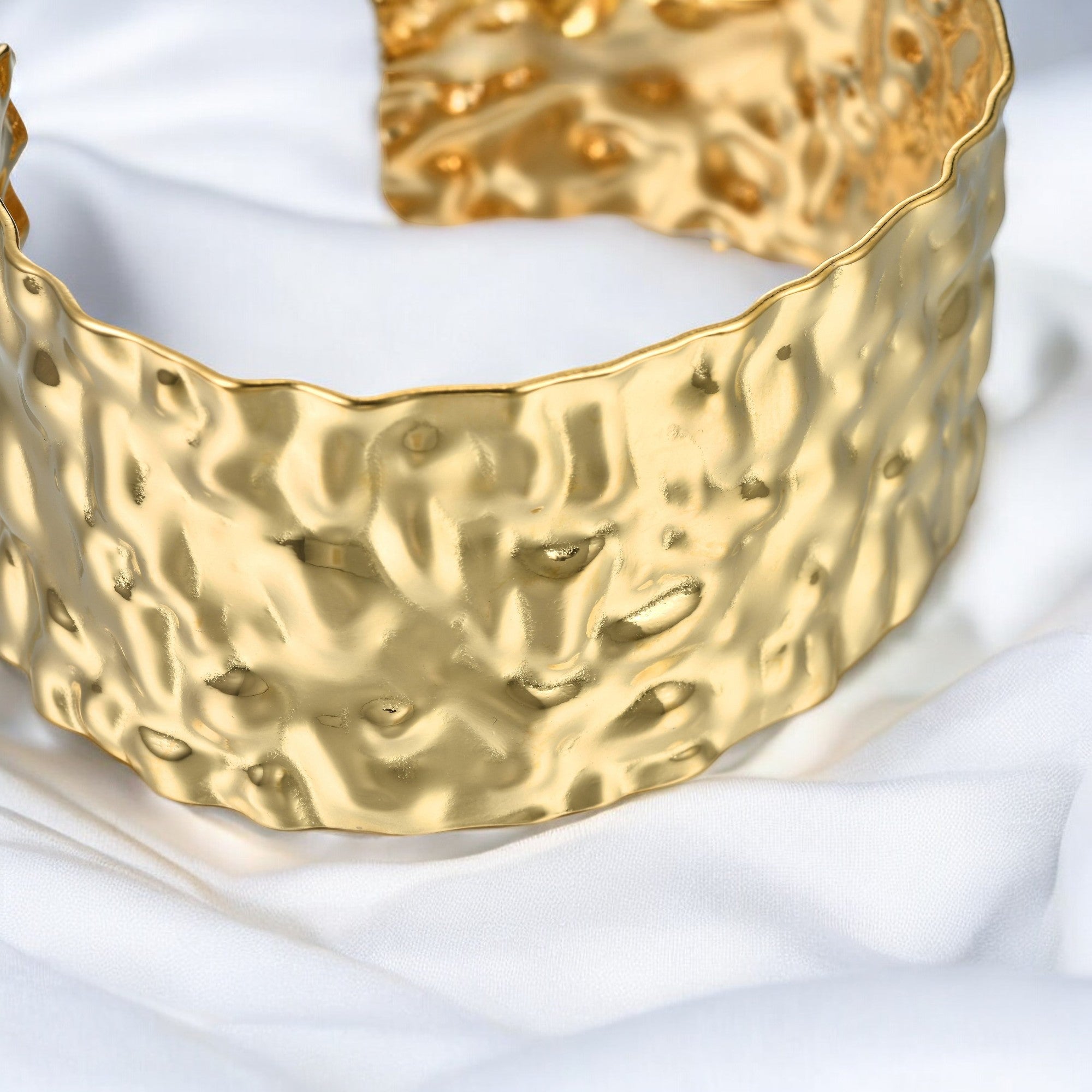 Glamourous Gold Cuff